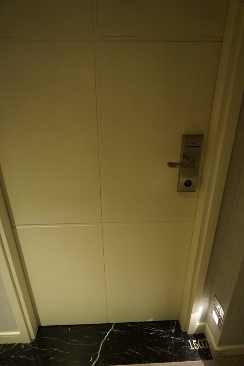 足元に部屋番号
